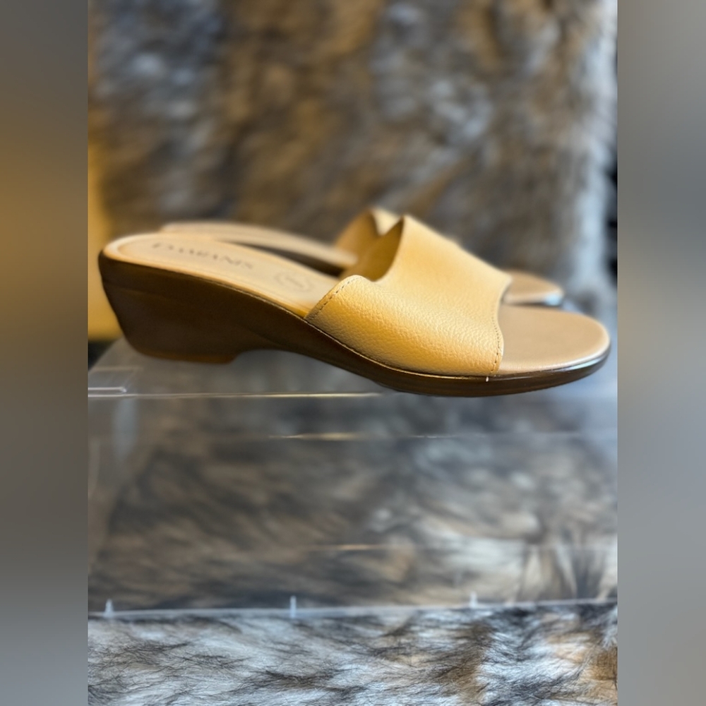 Dawgs Women's Cream Slide Sandals - Picture 5 of 5